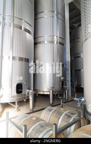 Modernt vasche da vino in metallo, cantina Foto Stock