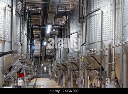 Modernt vasche da vino in metallo, cantina Foto Stock