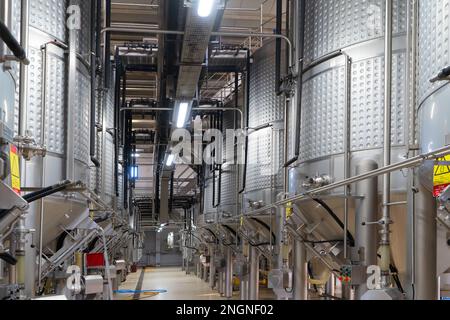 Modernt vasche da vino in metallo, cantina Foto Stock