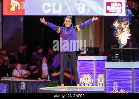 Baton Rouge, LOUISIANA, Stati Uniti. 17th Feb, 2023. Alexis Jeffrey della LSU viene presentato alla folla prima dell'azione di Ginnastica NCAA tra i Florida Gators e i LSU Tigers al Pete Maravich Assembly Center di Baton Rouge, LOUISIANA. Jonathan Mailhes/CSM/Alamy Live News Foto Stock