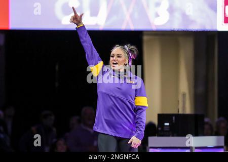 Baton Rouge, LOUISIANA, Stati Uniti. 17th Feb, 2023. Il KJ Johnson della LSU viene presentato alla folla prima dell'azione di Ginnastica NCAA tra i Florida Gators e i LSU Tigers al Pete Maravich Assembly Center di Baton Rouge, LOUISIANA. Jonathan Mailhes/CSM/Alamy Live News Foto Stock