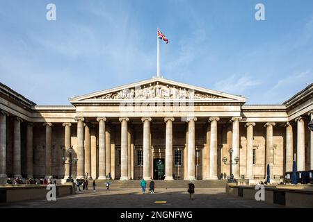 Ingresso principale del British Museum nel quartiere Bloomsbury di Londra, Inghilterra Foto Stock