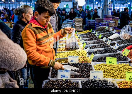 Un ragazzo ha visto vendere olive. Dopo i terremoti in Turchia, il turbinio della crisi economica si è diffuso rapidamente. Sono passati più di 10 giorni dai terremoti, ed è stato osservato che i prezzi nei mercati vicini sono aumentati e la gente è scontenta di questo. Foto Stock
