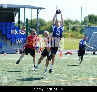 Duelli aerei tra i giocatori di opposizione durante una partita di Flag Football in Galles. Foto Stock