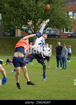 Duelli aerei tra i giocatori di opposizione durante una partita di Flag Football in Galles. Foto Stock