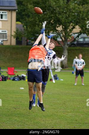 Duelli aerei tra i giocatori di opposizione durante una partita di Flag Football in Galles. Foto Stock