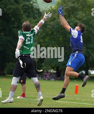 Duelli aerei tra i giocatori di opposizione durante una partita di Flag Football in Galles. Foto Stock