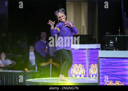 Baton Rouge, LOUISIANA, Stati Uniti. 17th Feb, 2023. Il KJ Johnson della LSU viene presentato alla folla prima dell'azione di Ginnastica NCAA tra i Florida Gators e i LSU Tigers al Pete Maravich Assembly Center di Baton Rouge, LOUISIANA. Jonathan Mailhes/CSM/Alamy Live News Foto Stock