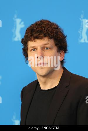 Berlino, Germania. 18th febbraio 2023. L'attore Jesse Eisenberg alla fotocellula per il film Manodrome al Berlinale International Film Festival 73rd, Hotel Grand Hyatt. Credit: Doreen Kennedy/Alamy Live News. Foto Stock