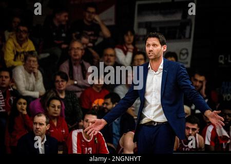 Il capo allenatore di Spirou Sam Rotsaert reagisce durante una partita di basket tra Kangoeroes Mechelen e Spirou Charleroi, sabato 18 febbraio 2023 a Mechelen, il 18° giorno del National Round Belgium nei campionati belgi di basket della prima divisione della 'BNXT League'. FOTO DI BELGA JASPER JACOBS Foto Stock