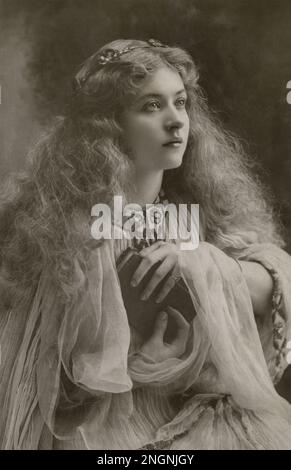 Maude Fealy come 'Fiera Rosamund' in 'Becket' - foto di Philco Studio (Londra) 1904 o 1905 - restaurato dalla cartolina originale Philco 3107 e da Montana Photographer Foto Stock