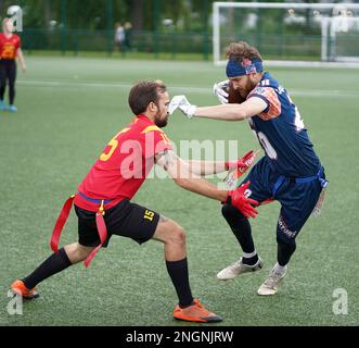 Duali aerei tra i giocatori di opposizione durante una partita di Flag Football in Galles. Foto Stock