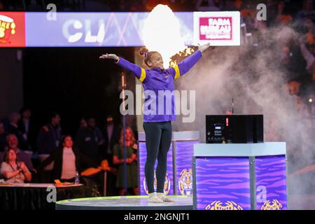 Baton Rouge, LOUISIANA, Stati Uniti. 17th Feb, 2023. Haleigh Bryant di LSU è stato presentato alla folla prima dell'azione di Ginnastica NCAA tra i Florida Gators e le LSU Tigers al Pete Maravich Assembly Center a Baton Rouge, LOUISIANA. Jonathan Mailhes/CSM/Alamy Live News Foto Stock