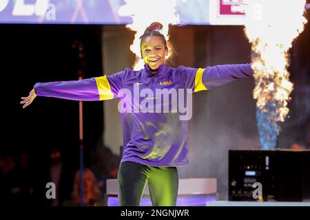 Baton Rouge, LOUISIANA, Stati Uniti. 17th Feb, 2023. Haleigh Bryant di LSU è stato presentato alla folla prima dell'azione di Ginnastica NCAA tra i Florida Gators e le LSU Tigers al Pete Maravich Assembly Center a Baton Rouge, LOUISIANA. Jonathan Mailhes/CSM/Alamy Live News Foto Stock