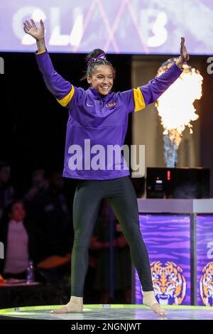 Baton Rouge, LOUISIANA, Stati Uniti. 17th Feb, 2023. Haleigh Bryant di LSU è stato presentato alla folla prima dell'azione di Ginnastica NCAA tra i Florida Gators e le LSU Tigers al Pete Maravich Assembly Center a Baton Rouge, LOUISIANA. Jonathan Mailhes/CSM/Alamy Live News Foto Stock