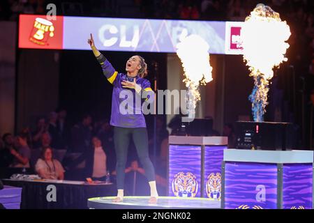 Baton Rouge, LOUISIANA, Stati Uniti. 17th Feb, 2023. Alyona Shchennikova della LSU viene presentata alla folla prima dell'azione di Ginnastica NCAA tra i Florida Gators e le LSU Tigers al Pete Maravich Assembly Center a Baton Rouge, LOUISIANA. Jonathan Mailhes/CSM/Alamy Live News Foto Stock