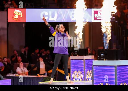 Baton Rouge, LOUISIANA, Stati Uniti. 17th Feb, 2023. Alyona Shchennikova della LSU viene presentata alla folla prima dell'azione di Ginnastica NCAA tra i Florida Gators e le LSU Tigers al Pete Maravich Assembly Center a Baton Rouge, LOUISIANA. Jonathan Mailhes/CSM/Alamy Live News Foto Stock