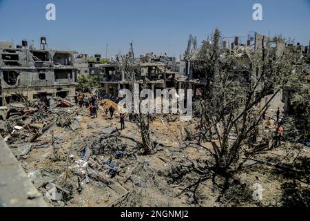 Gaza, Palestina. I bombardamenti israeliani hanno distrutto un intero quartiere residenziale nella città di Beit Hanoun, nella striscia di Gaza settentrionale Foto Stock