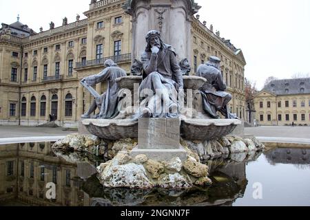 Sculture di personaggi storici famosi, al Frankonianbrunnen, fontana neo-barocca di fronte al Palazzo Arcivescovile, Wurzburg, Germania Foto Stock