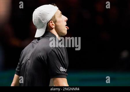 ROTTERDAM, PAESI BASSI - 18 FEBBRAIO: Tallon Griekspoor dei Paesi Bassi reagisce dopo la sua semifinale maschile contro il peccatore italiano di Jannik durante il giorno 6 del 50th ABN AMRO Open all'Ahoy di Rotterdam il 18 febbraio 2023 a Rotterdam, Paesi Bassi (Foto di Joris Verwijst/BSR Agency) Foto Stock