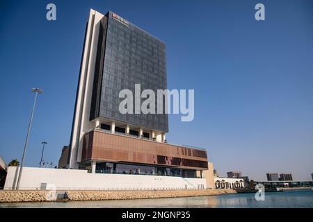 Vista dell'architettura moderna dell'Hotel Hilton Manama Bahrain, Regno del Bahrain. Foto Stock