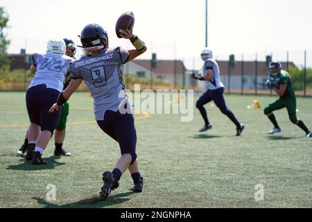 Il Cardiff Valkyries, una squadra di football americano femminile, gioca nella British American Football Association Southern League nel 2022 Foto Stock