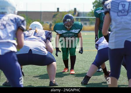 Il Cardiff Valkyries, una squadra di football americano femminile, gioca nella British American Football Association Southern League nel 2022 Foto Stock