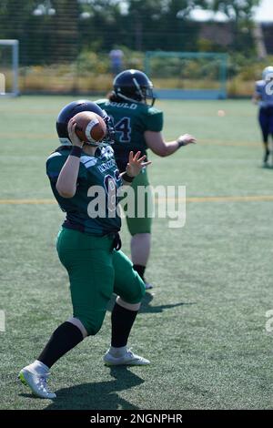 Il Cardiff Valkyries, una squadra di football americano femminile, gioca nella British American Football Association Southern League nel 2022 Foto Stock