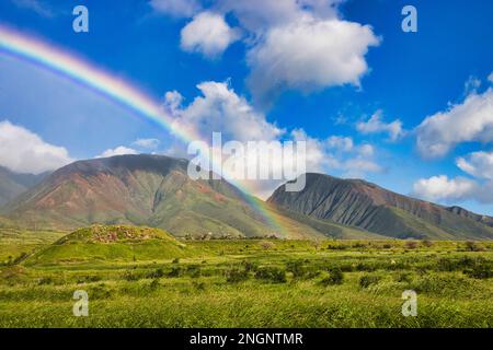 Arcobaleno attraverso le montagne di maui ovest. Foto Stock