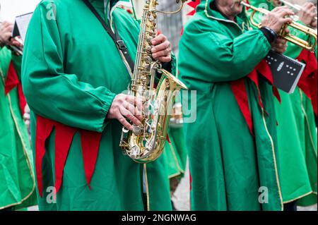 Dettaglio del giocatore sassofono che gioca all'aperto durante il carnevale. Foto Stock