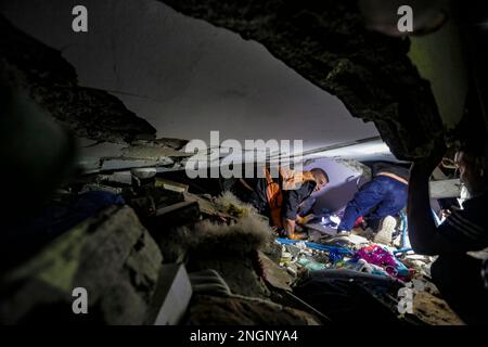 Gaza, Palestina. Le squadre di soccorso e di difesa civile sono alla ricerca di sopravvissuti al bombardamento israeliano di un quartiere residenziale in via al Wahda. Foto Stock