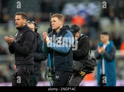 Newcastle, Regno Unito. 18th febbraio 2023; St James' Park, Newcastle, Inghilterra: Premier League Football, Newcastle United versus Liverpool; Newcastle United Head Coach Eddie Howe applaude i fan Credit: Action Plus Sports Images/Alamy Live News Foto Stock
