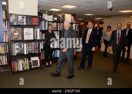 Manhattan, Stati Uniti d'America. 26th Mar, 2018. NEW YORK, NY - MARZO 26: EX STATI UNITI Il presidente Jimmy carter sorride durante un evento di firma del libro per il suo nuovo libro "Faith: A Journey for All" alla libreria Barnes & Noble di Midtown Manhattan, 26 marzo 2018 a New York City. Carter, 93 anni, è stato un autore prolifico da quando ha lasciato l'ufficio in 1981, pubblicando le dozzine dei libri. People: Jimmy carter Credit: Storms Media Group/Alamy Live News Foto Stock