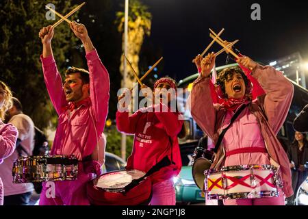 Tel Aviv, Israele. 18th Feb, 2023. Gli israeliani partecipano a una manifestazione contro la prevista revisione del sistema giuridico da parte del governo. Credit: Ilia Yefimovich/dpa/Alamy Live News Foto Stock