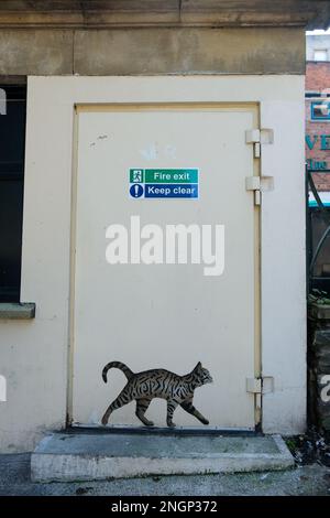 Tabby Cat Graffiti, strada sono sulla porta di uscita del fuoco a Bristol Foto Stock