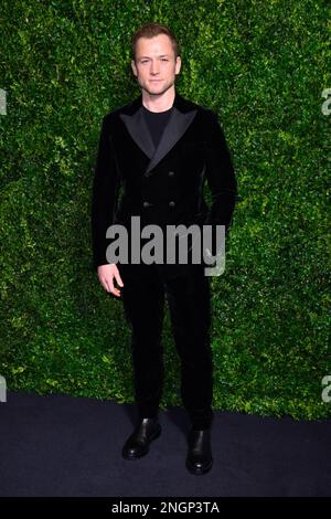 Londra, Regno Unito. 18 febbraio 2023. Taron Egerton partecipa alla Charles Finch X Chanel Night Befta Dinner, a Mayfair, Londra. Data immagine: Sabato 18 febbraio 2023. Il credito fotografico dovrebbe essere: Matt Crossick/Empics/Alamy Live News Foto Stock