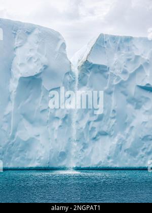 Una cascata di iceberg scioglienti dal Ilulissat Icefjord appena fuori dalla città di Ilulissat, Groenlandia. Foto Stock