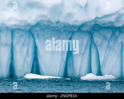 Enormi iceberg dell'Icefjord di Ilulissat si sono arenati su un ex morena terminale appena fuori Ilulissat, Groenlandia. Foto Stock