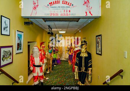 I costumi degli emblemi del Mardi Gras sono esposti nella Mystic Gallery al Mobile Carnival Museum, 15 febbraio 2023, a Mobile, Alabama. Foto Stock