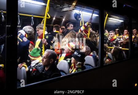 DEN BOSCH - festeggiamenti di Carnevale lasciare Den Bosch in autobus o in treno alla vigilia del carnevale. Il sud dei Paesi Bassi sarà dominato dal carnevale nei prossimi giorni. Dove il carnevale Brabant è principalmente un evento di gruppo che irradia l'uguaglianza, il 'vastelaovend' di Limburg mostra un carattere esuberante e più individualistico. Le tradizioni differiscono da una storia carnevale spesso lunga. ANP RAMON VAN FLYMEN olanda fuori - belgio fuori Foto Stock