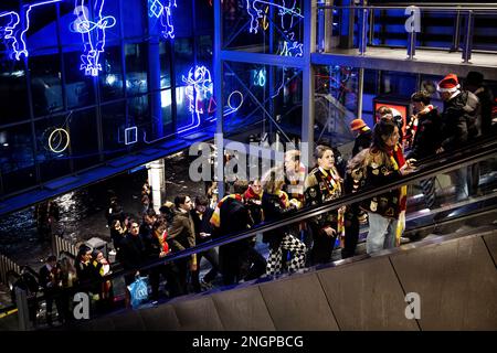 DEN BOSCH - festeggiamenti di Carnevale lasciare Den Bosch in autobus o in treno alla vigilia del carnevale. Il sud dei Paesi Bassi sarà dominato dal carnevale nei prossimi giorni. Dove il carnevale Brabant è principalmente un evento di gruppo che irradia l'uguaglianza, il 'vastelaovend' di Limburg mostra un carattere esuberante e più individualistico. Le tradizioni differiscono da una storia carnevale spesso lunga. ANP RAMON VAN FLYMEN olanda fuori - belgio fuori Foto Stock