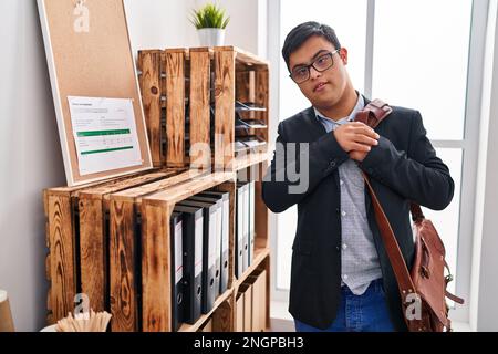 Down sindrome uomo di lavoro in piedi in ufficio Foto Stock