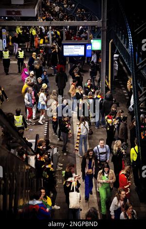 DEN BOSCH - festeggiamenti di Carnevale lasciare Den Bosch in autobus o in treno alla vigilia del carnevale. Il sud dei Paesi Bassi sarà dominato dal carnevale nei prossimi giorni. Dove il carnevale Brabant è principalmente un evento di gruppo che irradia l'uguaglianza, il 'vastelaovend' di Limburg mostra un carattere esuberante e più individualistico. Le tradizioni differiscono da una storia carnevale spesso lunga. ANP RAMON VAN FLYMEN olanda fuori - belgio fuori Foto Stock