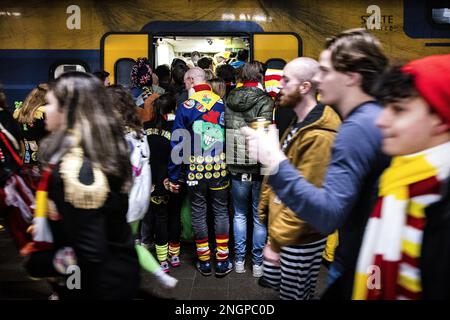 DEN BOSCH - festeggiamenti di Carnevale lasciare Den Bosch in autobus o in treno alla vigilia del carnevale. Il sud dei Paesi Bassi sarà dominato dal carnevale nei prossimi giorni. Dove il carnevale Brabant è principalmente un evento di gruppo che irradia l'uguaglianza, il 'vastelaovend' di Limburg mostra un carattere esuberante e più individualistico. Le tradizioni differiscono da una storia carnevale spesso lunga. ANP RAMON VAN FLYMEN olanda fuori - belgio fuori Foto Stock