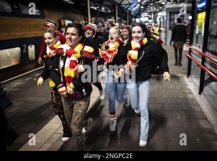 DEN BOSCH - festeggiamenti di Carnevale lasciare Den Bosch in autobus o in treno alla vigilia del carnevale. Il sud dei Paesi Bassi sarà dominato dal carnevale nei prossimi giorni. Dove il carnevale Brabant è principalmente un evento di gruppo che irradia l'uguaglianza, il 'vastelaovend' di Limburg mostra un carattere esuberante e più individualistico. Le tradizioni differiscono da una storia carnevale spesso lunga. ANP RAMON VAN FLYMEN olanda fuori - belgio fuori Foto Stock