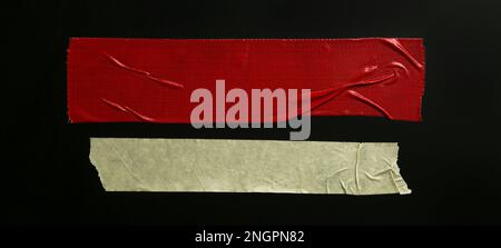 Set di pezzi di nastro giallo e rosso per impieghi generali isolati su nero Foto Stock