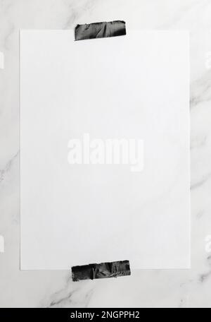 Un foglio bianco di carta A4 su sfondo marmoreo Foto Stock
