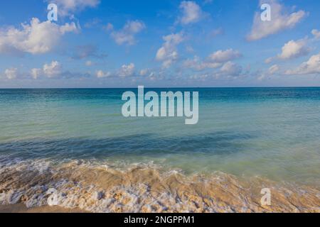 Splendida vista dell'alba di prima mattina sulla spiaggia sabbiosa nell'oceano Atlantico. Aruba. Foto Stock