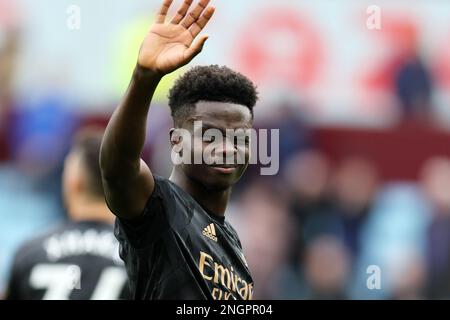 Birmingham, Regno Unito. 18th Feb, 2023. Bukayo Saka dell'Arsenal festeggia dopo la vittoria delle sue squadre. Partita della Premier League, Aston Villa contro Arsenal al Villa Park di Birmingham sabato 18th febbraio 2023. Questa immagine può essere utilizzata solo per scopi editoriali. Solo per uso editoriale, licenza richiesta per uso commerciale. Non è utilizzabile nelle scommesse, nei giochi o nelle pubblicazioni di un singolo club/campionato/giocatore. pic di Andrew Orchard/Andrew Orchard sports photography/Alamy Live news Credit: Andrew Orchard sports photography/Alamy Live News Foto Stock