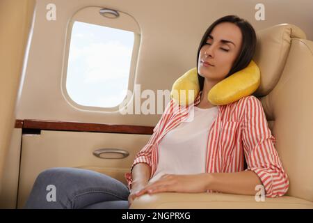 Uomo dorme con collo cuscino in aereo Foto stock - Alamy